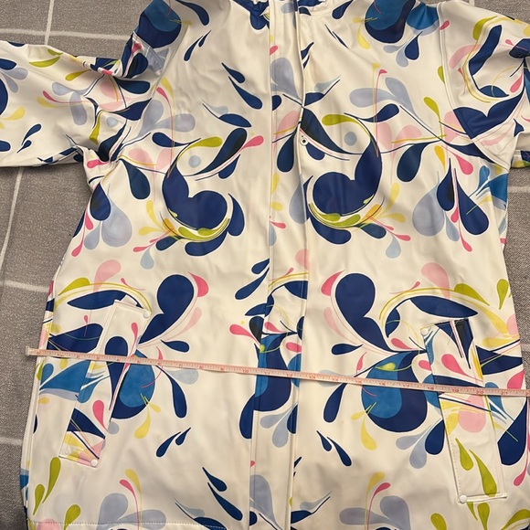 Barely worn Helly Hansen rain coat - Picture 7 of 7